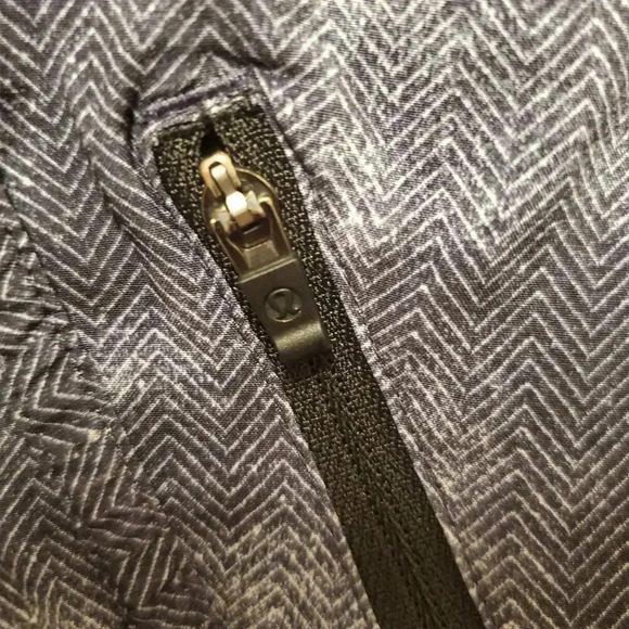 Lululemon Tracker Short IV
Mini Diffusion White Black / Black Size 12 - Picture 6 of 7